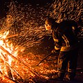 Feuerwehrmann beim Osterfeuer