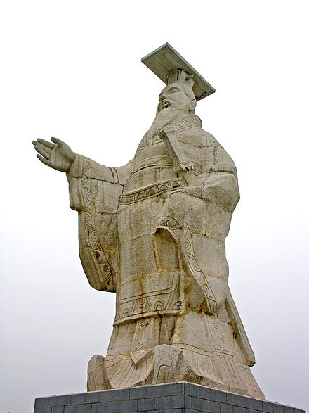 於兵馬俑坑前建造的始皇帝雕像