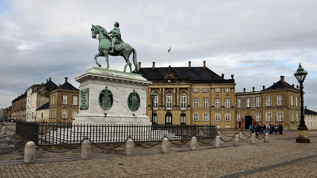 File:Frederik V statue, Frederik VIII's Palæ, 2019 (01).jpg