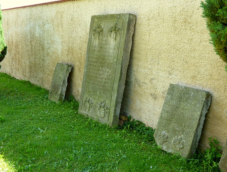 File:Friedhof Tiefanau P1100545.jpg