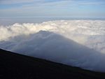 Fuji kastar sin skugga på molnen.