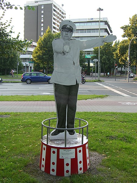 File:Goettingen Denkmal Heinz Erhardt.JPG