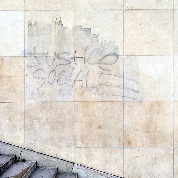 File:Graffiti "Justice sociale" (51520808702).jpg