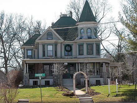 A private home used for exteriors of the Cherry Street Inn, the fictional location in which Phil awakens every morning in the film.