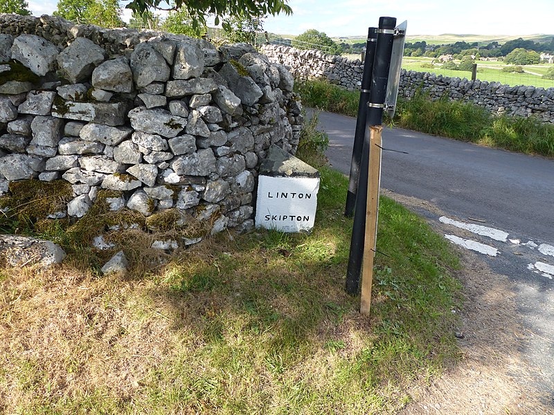 File:Guidepost near Linton 2.jpg