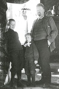 Gustav wentzel with sons ca 1900.jpg