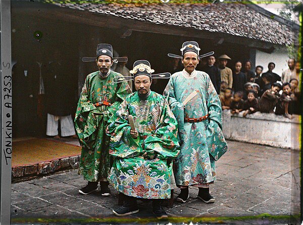 A military mandarin, a provincial chief and a prefect in solemn audience costume at the Văn Miếu temple in 1915, Autochrome by Léon Busy for The Archi