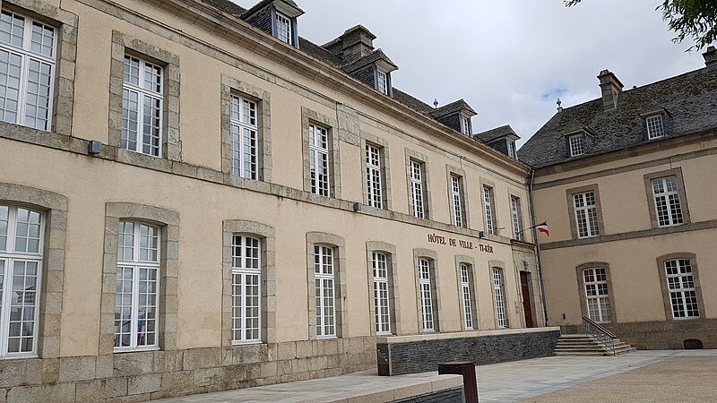 File:Hôtel de ville Saint Pol de Léon.jpg