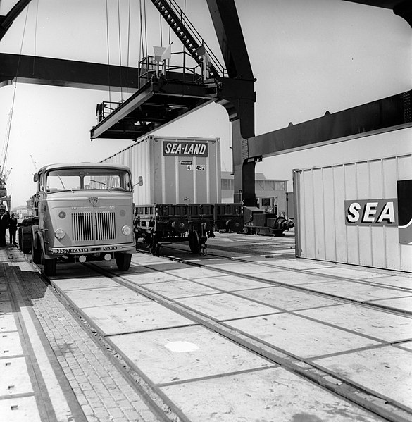 File:HUA-171609-Afbeelding van de overslag van containers van rederij Sea-Land op de Europe Container Terminals (E.C.T.) in de Eemhaven te Rotterdam.jpg