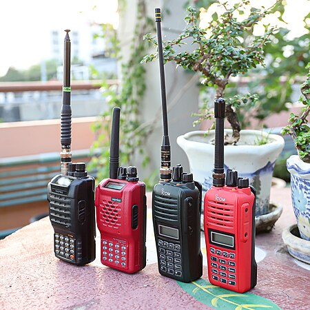 ไฟล์:Handheld-radio-Amateur-ThaiCB.jpg