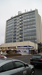 Harrogate stacidomo kaj oficeja konstruaĵo (25-a februaro 2013).JPG