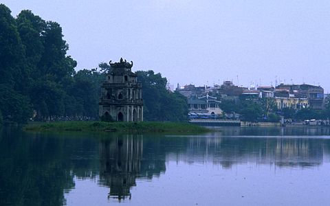 Lago Hoàn Kiếm en la centro de Hanojo