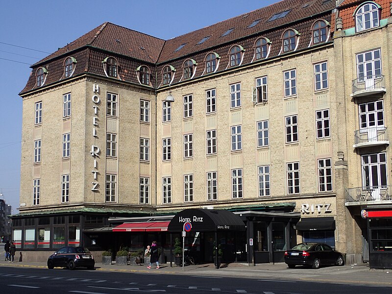 File:Hotel Ritz Aarhus (front).jpg