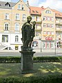 Polski: Barokowa rzeźba przedstawiająca Herkulesa przywieziona z pałacu w Kamieńcu Suskim w 1976 r.