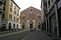 La piazza e la facciata della chiesa.