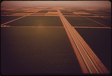 Tập tin:IMPERIAL VALLEY. INTERSTATE HIGHWAY (I-8) SLICES THROUGH GREEN CROPLANDS - NARA - 549098.jpg