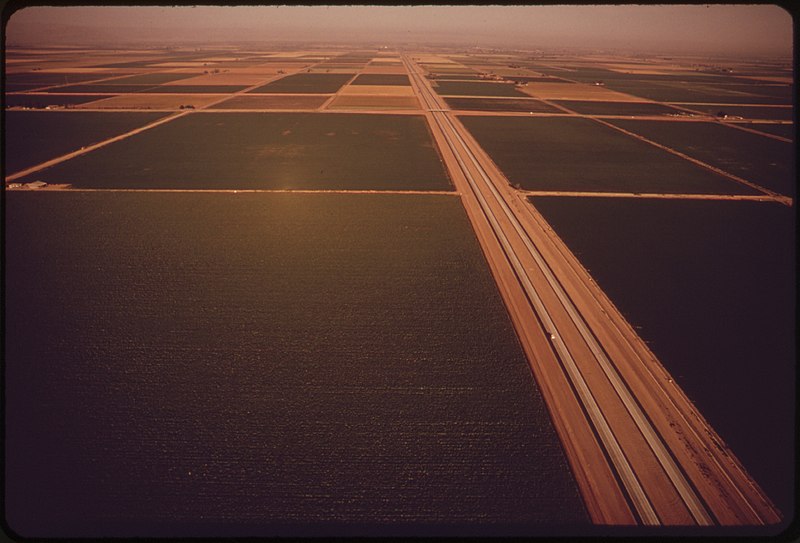 File:IMPERIAL VALLEY. INTERSTATE HIGHWAY (I-8) SLICES THROUGH GREEN CROPLANDS - NARA - 549098.jpg