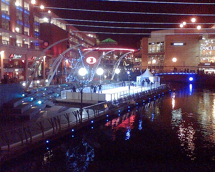 File:Ice skating at The Oracle, Reading (2226871656).jpg