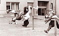 Igra otrok na enem izmed celjskih dvorišč 1961.jpg