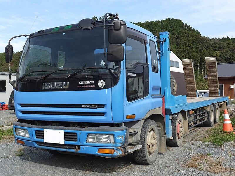 File:Isuzu Giga GVW25 Retarder, front left.jpg