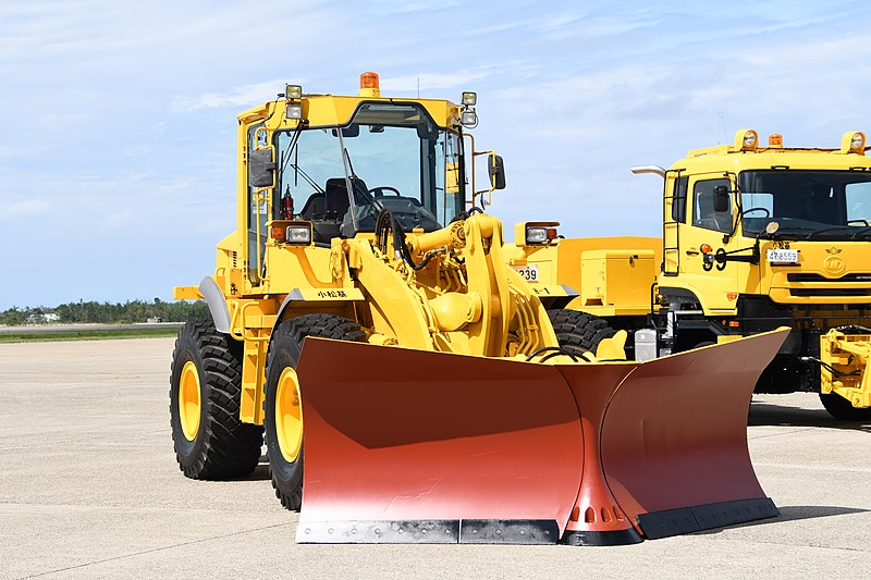 File:JASDF bucket loader(TCM,44-3239) right front view at Komatsu Air Base September 17, 2018 01.jpg