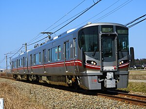 七尾線で運用される521系100番台（2021年3月11日 能瀬駅 - 宇野気駅間）