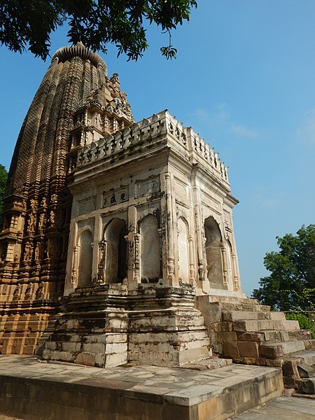 File:Jain group of temples - Khajuraho 20.jpg