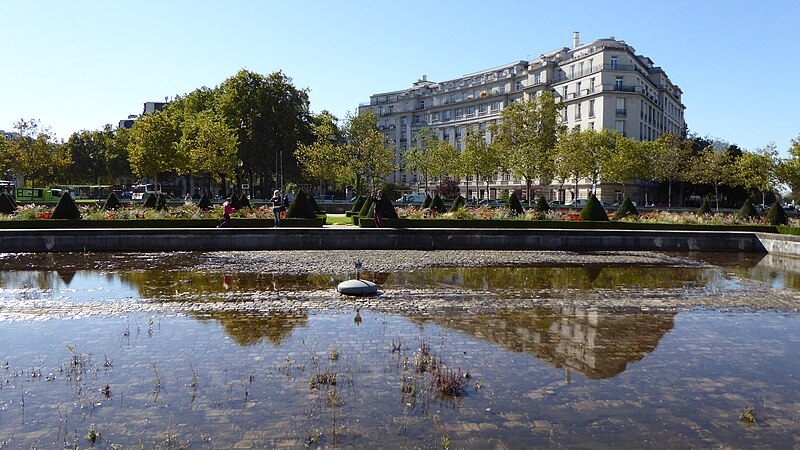 File:Jardin de l'Intendant (29960418081).jpg