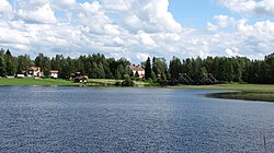 Näkymä Jokipiihin Suupohjantieltä, etualalla tulviva Jalasjoki. Kuva otettu heinäkuussa 2012.