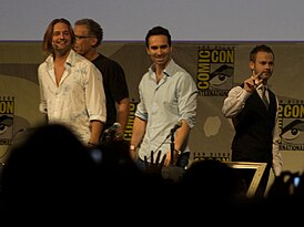 Доминик Монаган, исполнитель роли Чарли Пэйса, первый справа на Comic Con 2009