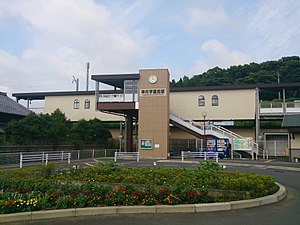 站前廣場與車站入口（2013年6月）