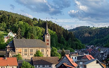 Igreja luterana de Santa Catarina no vilarejo de Mellenbach-Glasbach, na Turíngia, Alemanha. A igreja em enxaimel é forrada com tijolos e vigas de madeira decoradas. Em estilo neogótico, foi construída de acordo com projetos do construtor Brecht de Rudolstadt e inaugurada em 10 de outubro de 1889. (definição 5 155 × 3 248)