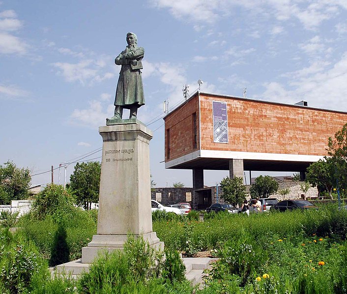 File:Khachatur Abovian in Kanaker Yerevan.jpg