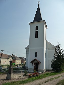 A templom, előterében Nepomuki szent János szobrával