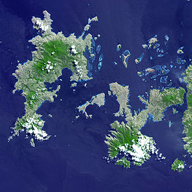 Satellietfoto van Komodo (links), Rinca (rechts) omringd door andere eilanden.