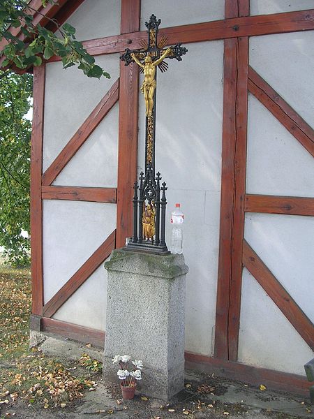 File:Kublov, kříž u zvoničky.jpg