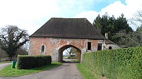 La porterie de l'abbaye des Echarlis fondée en1108 à Villefranche-Saint-Phal (Yonne).JPG
