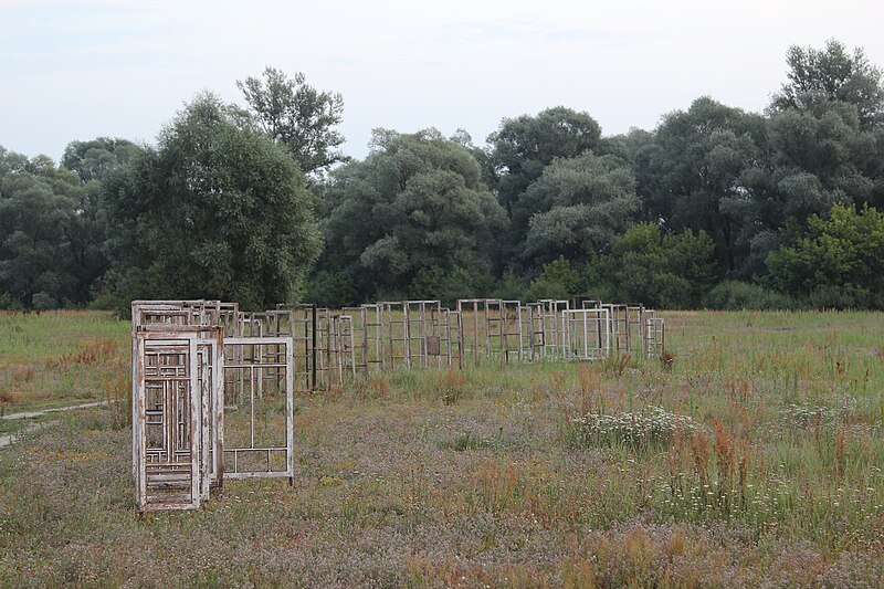 File:Land Art Festiwal 2016 Ewa Chacianowska O.K.N.O, 2016 P02.jpg