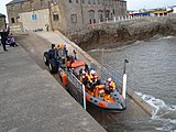 Lancering van een reddingboot vanaf een kade te Porthcawl in Engeland (2007).
