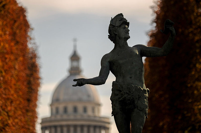 File:Le Panthéon et les jardins.jpg