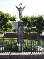 Victoire ailée avec couronne au-dessus de la tête (monument aux morts)