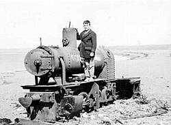 Locomotora a nafta abandonada en inmediaciones donde estuvo el embarcadero del ferrocarril.