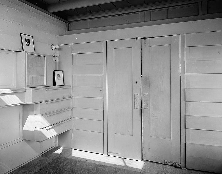 File:Lovell House bedroom interior HABS CAL,30-NEWBE,1-10.jpg