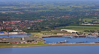 Links de zeesluizen en rechts de buitenhaven van de marine