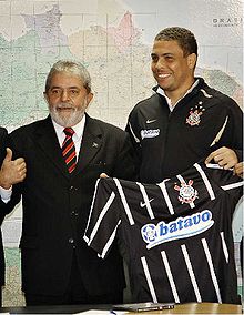 Ronaldo effectue son retour au Brésil en 2009 avec le club des Corinthians. Ici en compagnie du président Lula le 12 mai 2009.