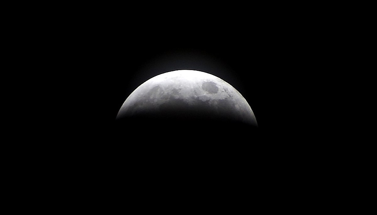 https://upload.wikimedia.org/wikipedia/commons/thumb/5/52/Lunar_Eclipse._March._2007.jpg/1200px-Lunar_Eclipse._March._2007.jpg