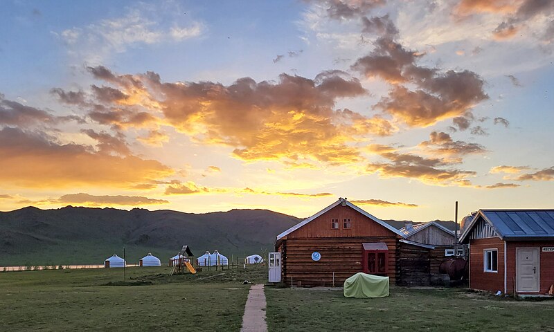 File:Maikhan Tolgoi tourist camp 03.jpg