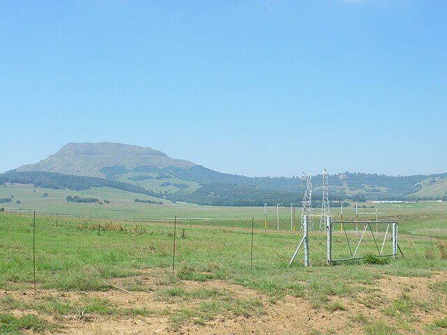 Vue de Majuba Hill en Afrique du Sud, théâtre de la bataille de Majuba qui vit la victoire écrasante et décisive le 27 février 1881 des Boers face à l'armée britannique lors de la Première Guerre des Boers. \n (définition réelle 2 048 × 1 536)