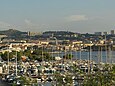 Le port de Jonquières et en haut à gauche, la chapelle Notre-Dame-des-Marins.