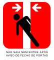 Notice on the doors of the Lisbon Metro trains. (Portuguese)